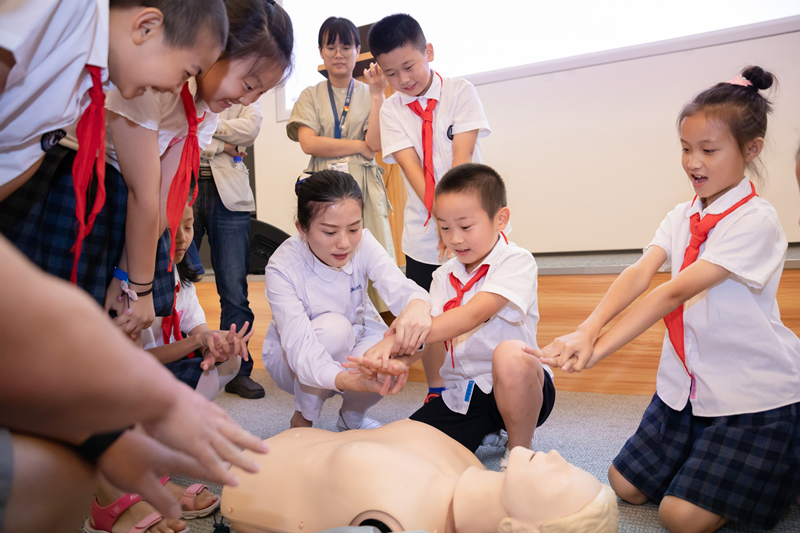 1562893154099083268.jpg 师生及家长在华体会体育
护理老师指导下学习心肺复苏_副本.jpg